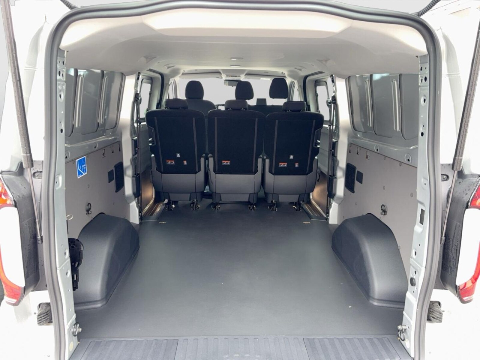 Volkswagen Transporter Kombi langer Radstand – Bild 12