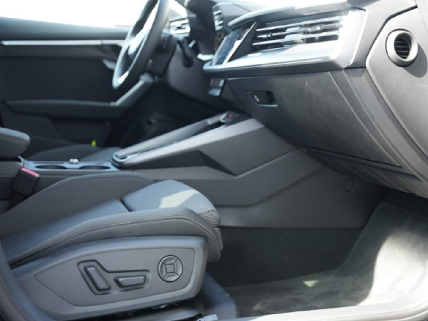 Bild über Audi A3 Sportback S line 35 TFSI S tronic - für weitere Informationen kontaktieren Sie den Audi Partner