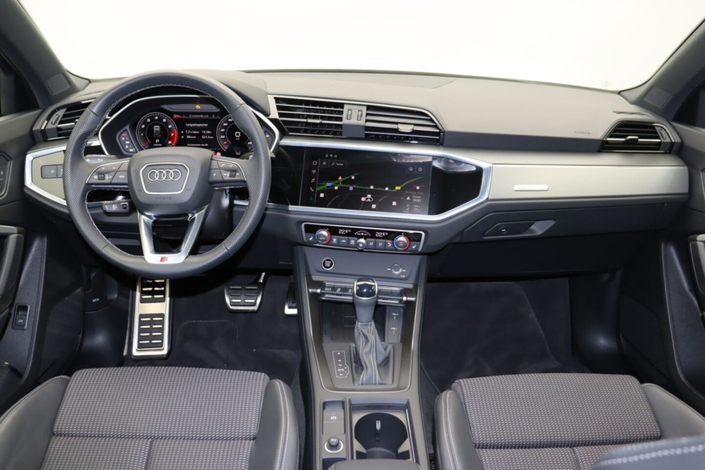 Bild über Audi Q3 S line 35 TFSI S tronic - für weitere Informationen kontaktieren Sie den Audi Partner