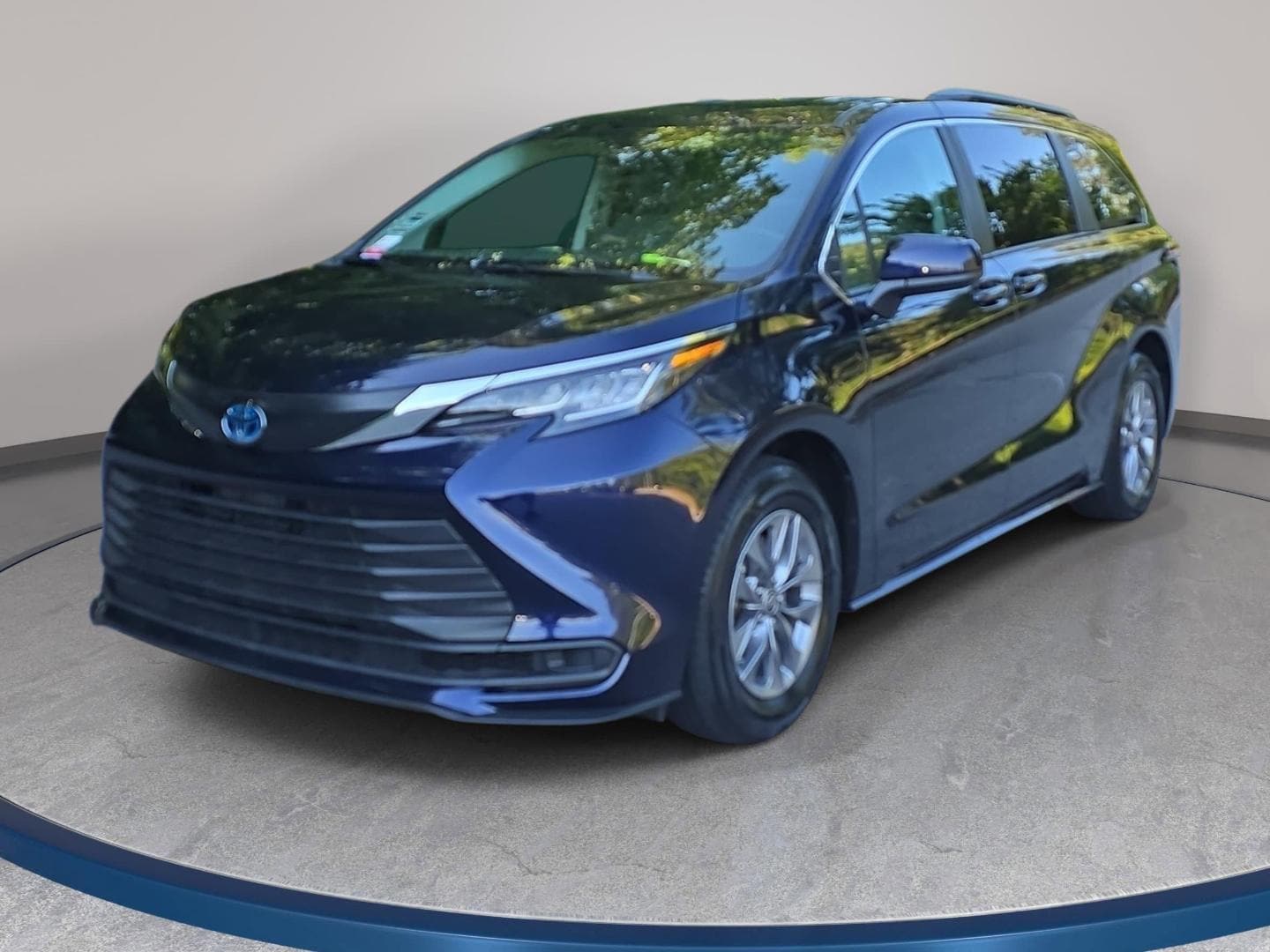 2023 Toyota Sienna LE 8-Passenger Hybrid FWD's photo