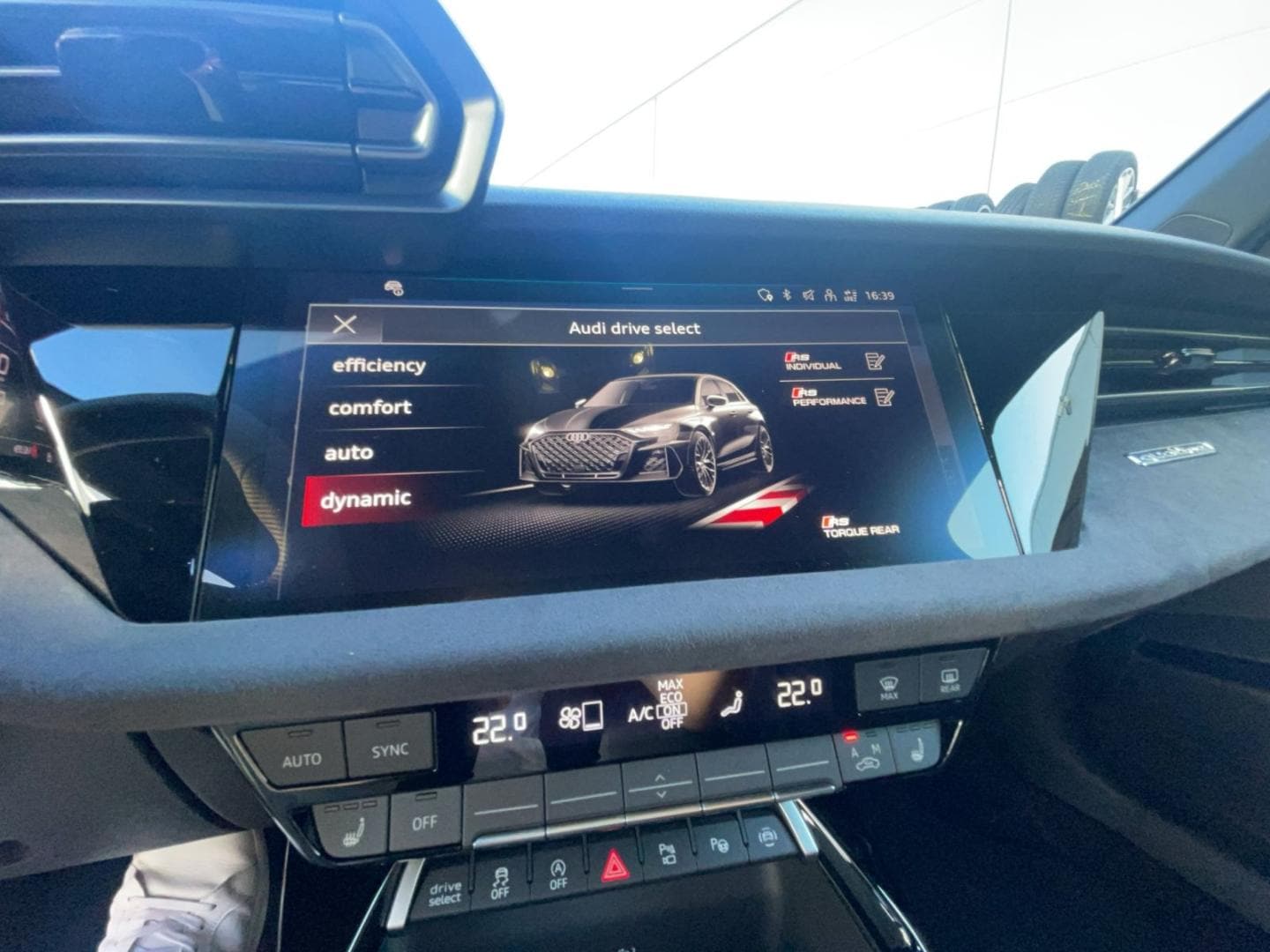 Bild über Audi RS 3 Sportback TFSI quattro 294 kW S tronic - für weitere Informationen kontaktieren Sie den Audi Partner