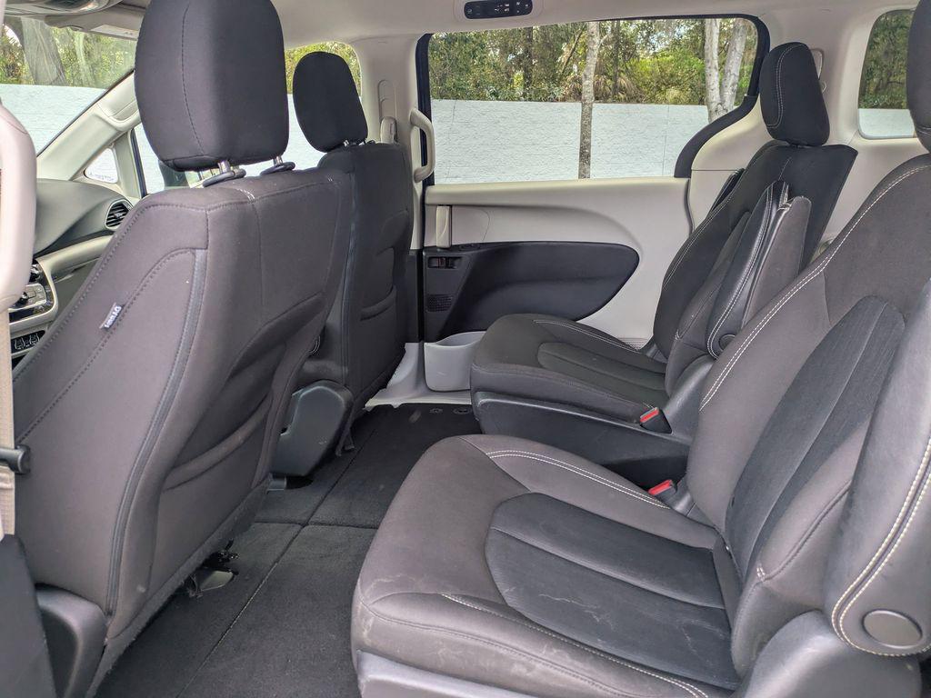 2021 Chrysler Voyager LX - Photo 8