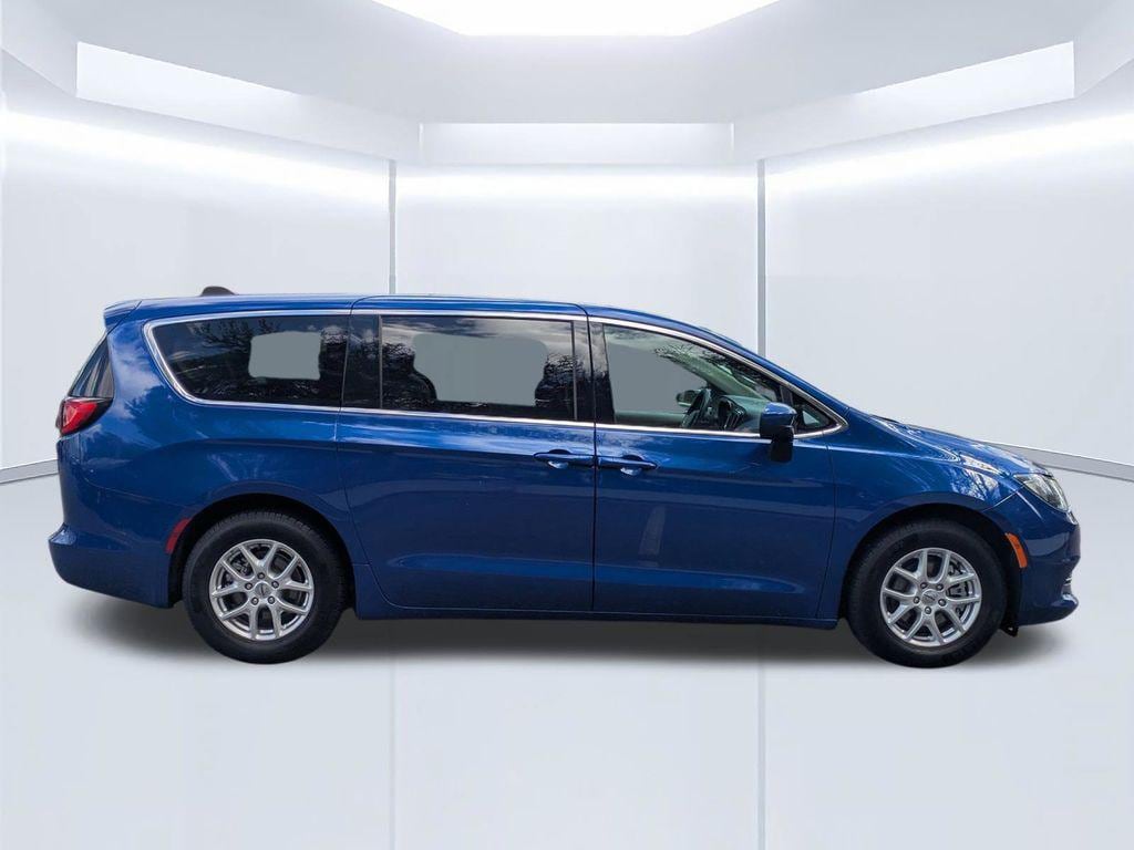 2021 Chrysler Voyager LX - Photo 10