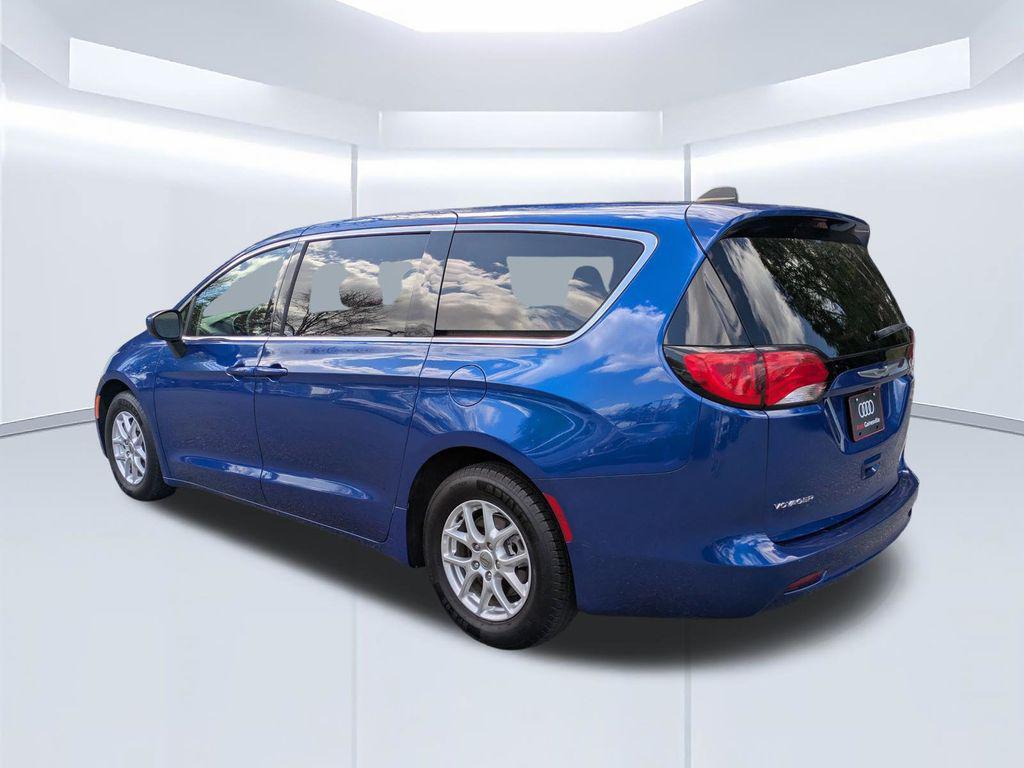 2021 Chrysler Voyager LX - Photo 12