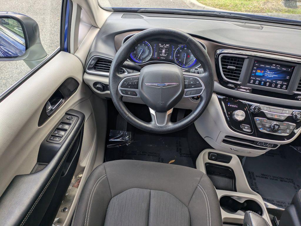 2021 Chrysler Voyager LX - Photo 14