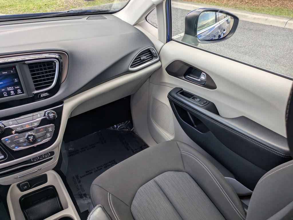 2021 Chrysler Voyager LX - Photo 18