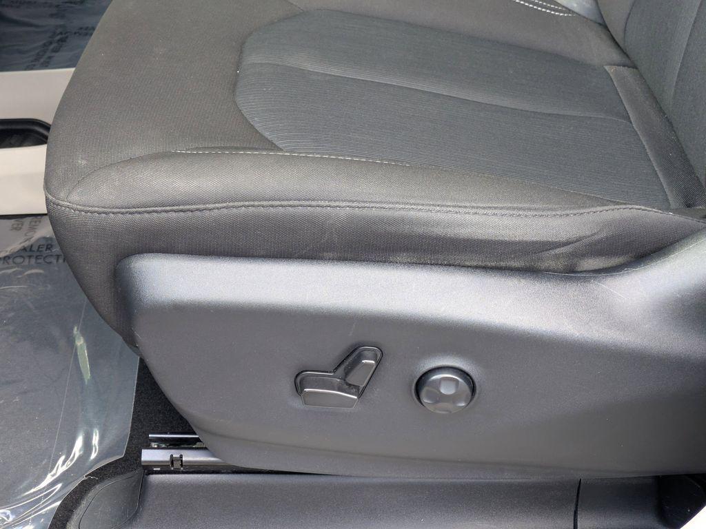2021 Chrysler Voyager LX - Photo 21