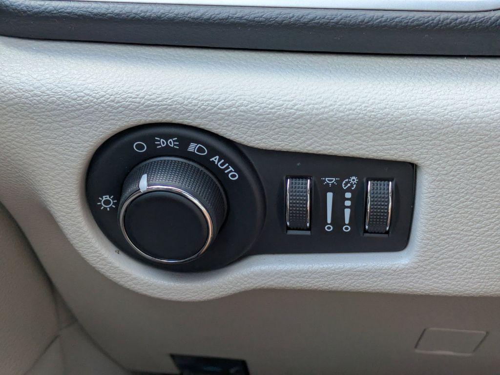 2021 Chrysler Voyager LX - Photo 22