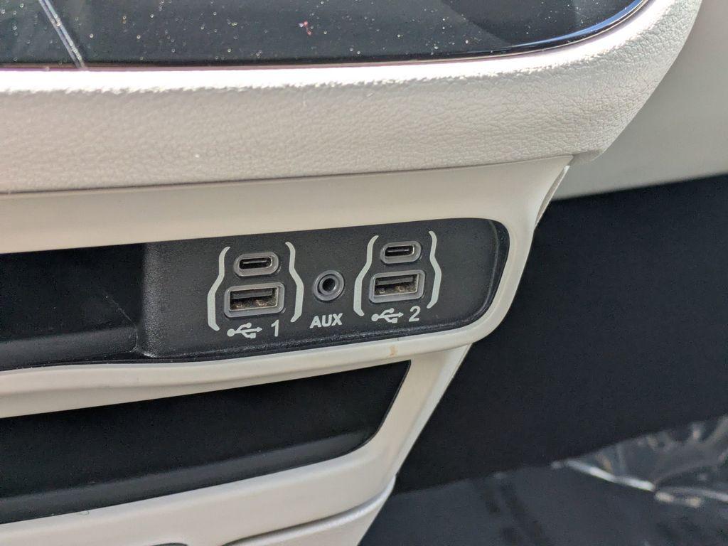 2021 Chrysler Voyager LX - Photo 26