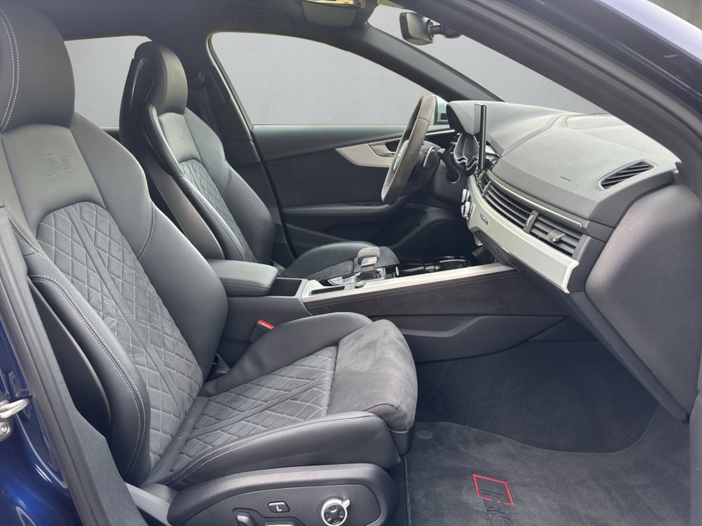 Bild über Audi RS 4 Avant TFSI quattro tiptronic - für weitere Informationen kontaktieren Sie den Audi Partner