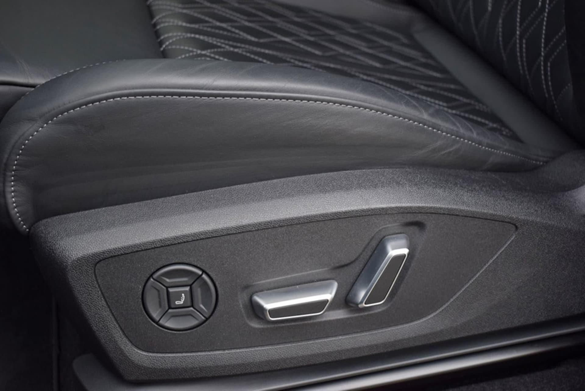 Audi SQ6 SUV e-tron