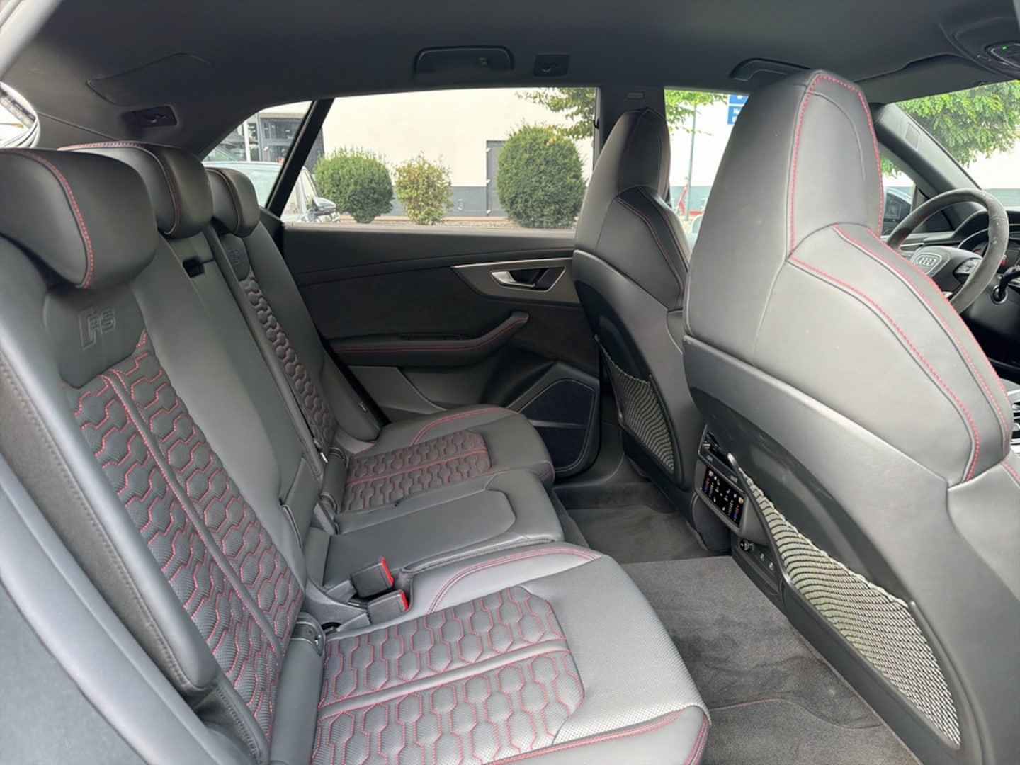 Bild über Audi RS Q8 SUV TFSI quattro 441 kW tiptronic - für weitere Informationen kontaktieren Sie den Audi Partner