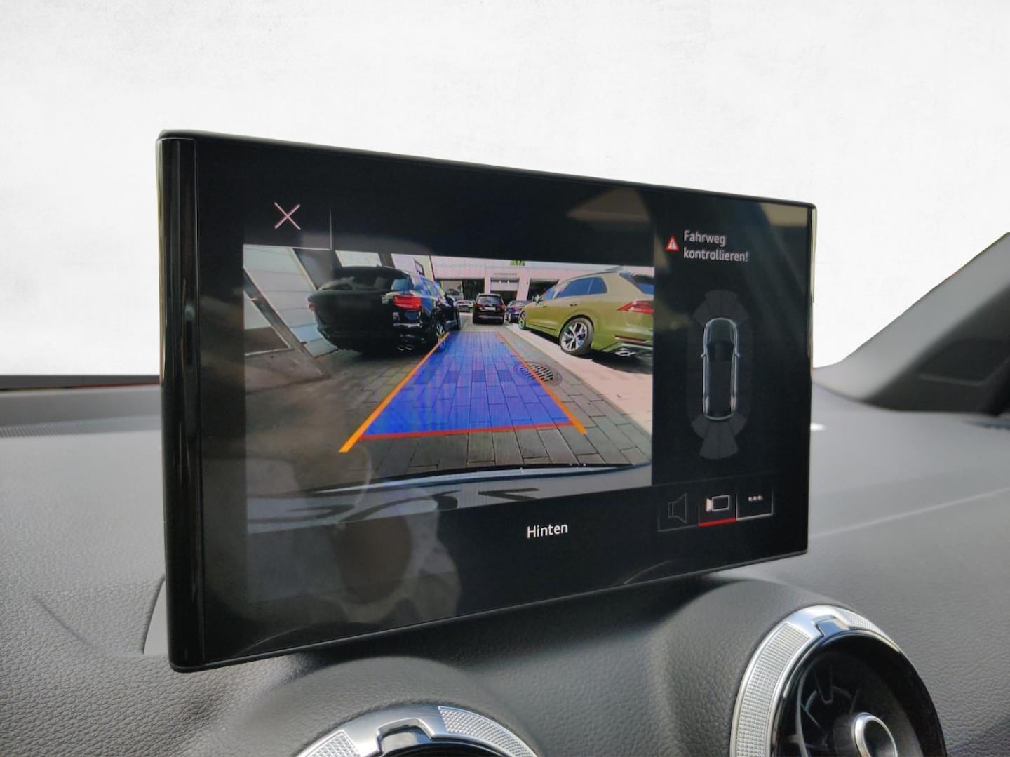 Bild über Audi SQ2 TFSI quattro S tronic - für weitere Informationen kontaktieren Sie den Audi Partner
