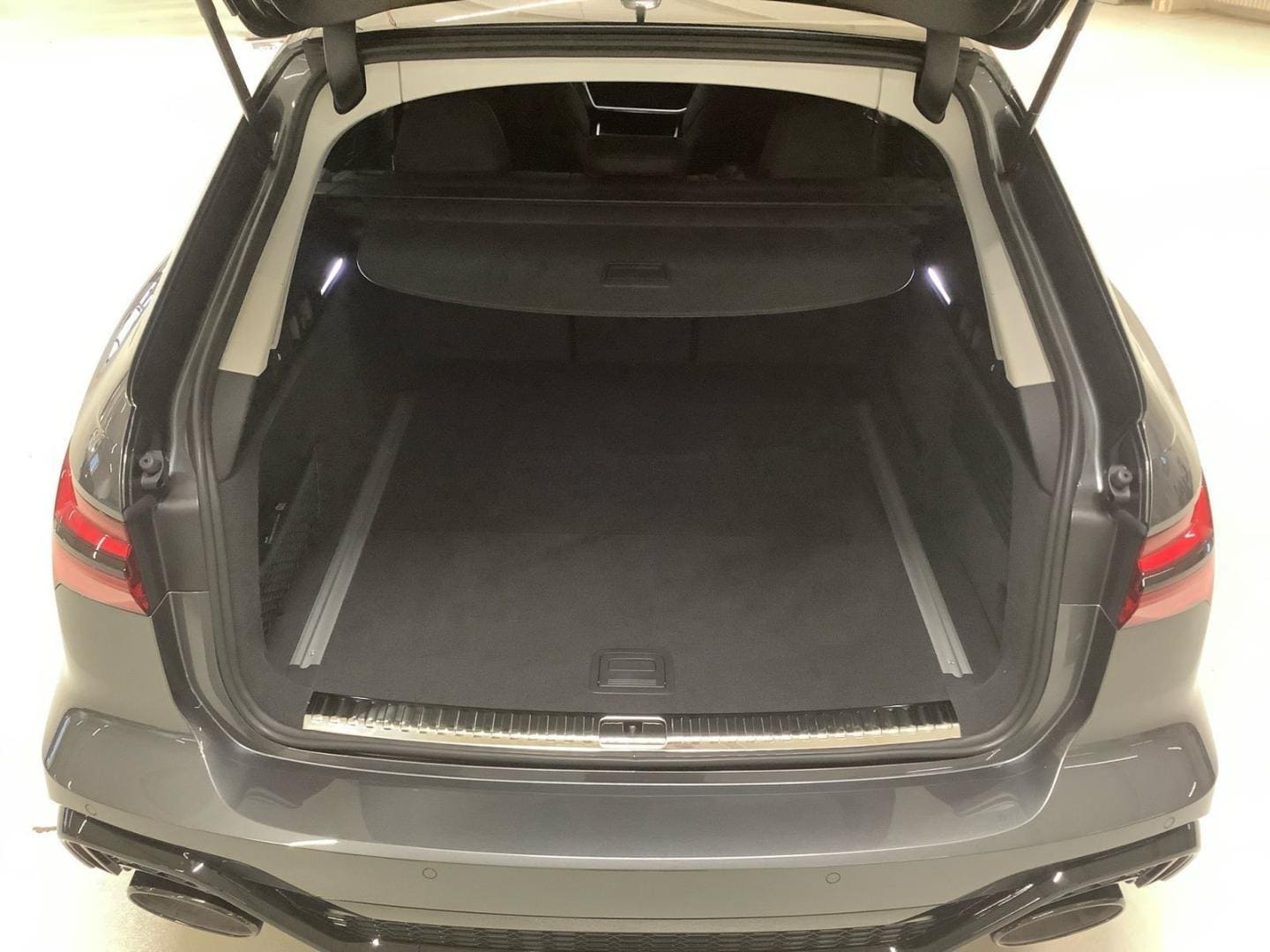 Bild über Audi RS 6 Avant performance quattro tiptronic - für weitere Informationen kontaktieren Sie den Audi Partner