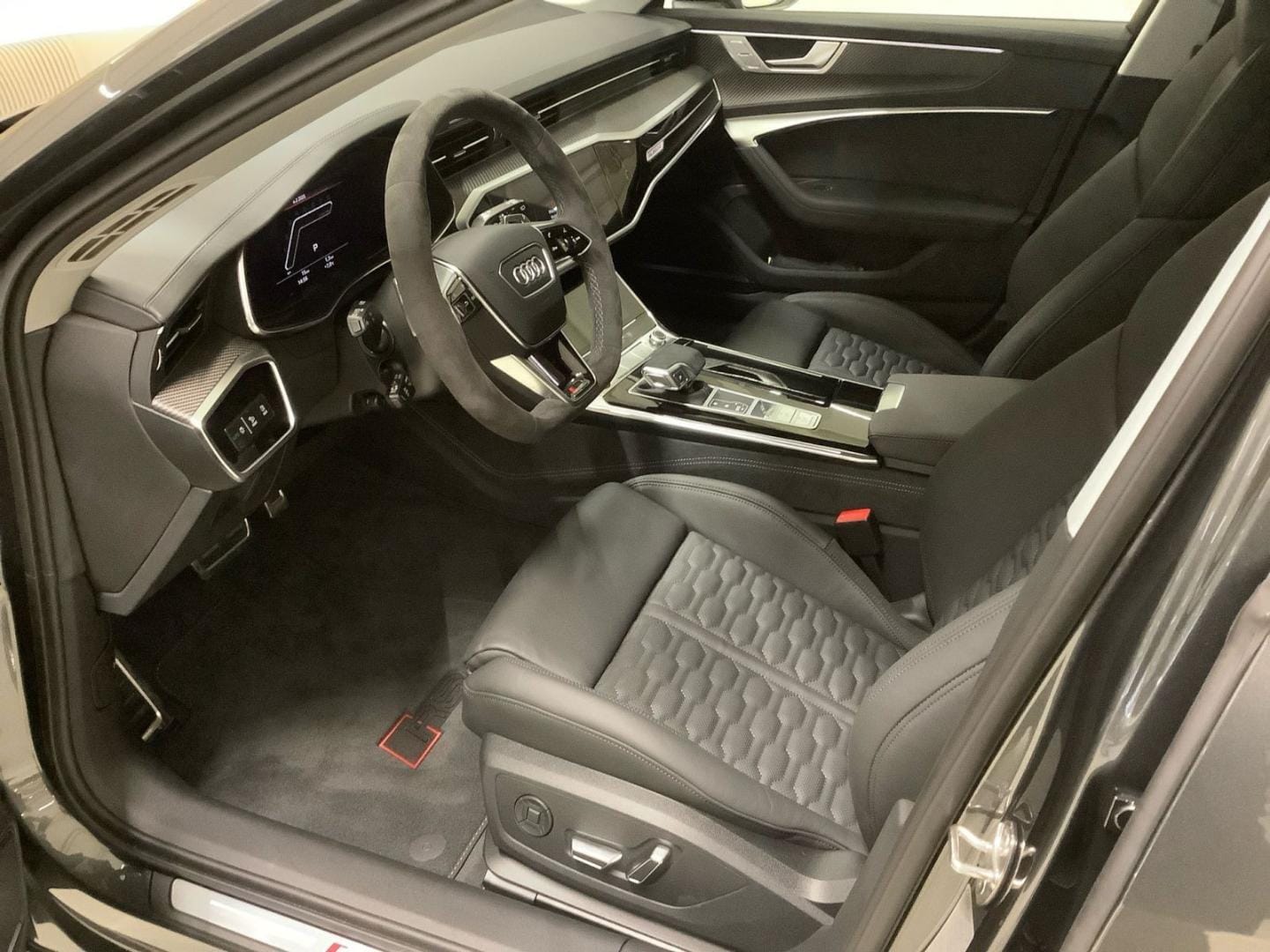 Bild über Audi RS 6 Avant performance quattro tiptronic - für weitere Informationen kontaktieren Sie den Audi Partner