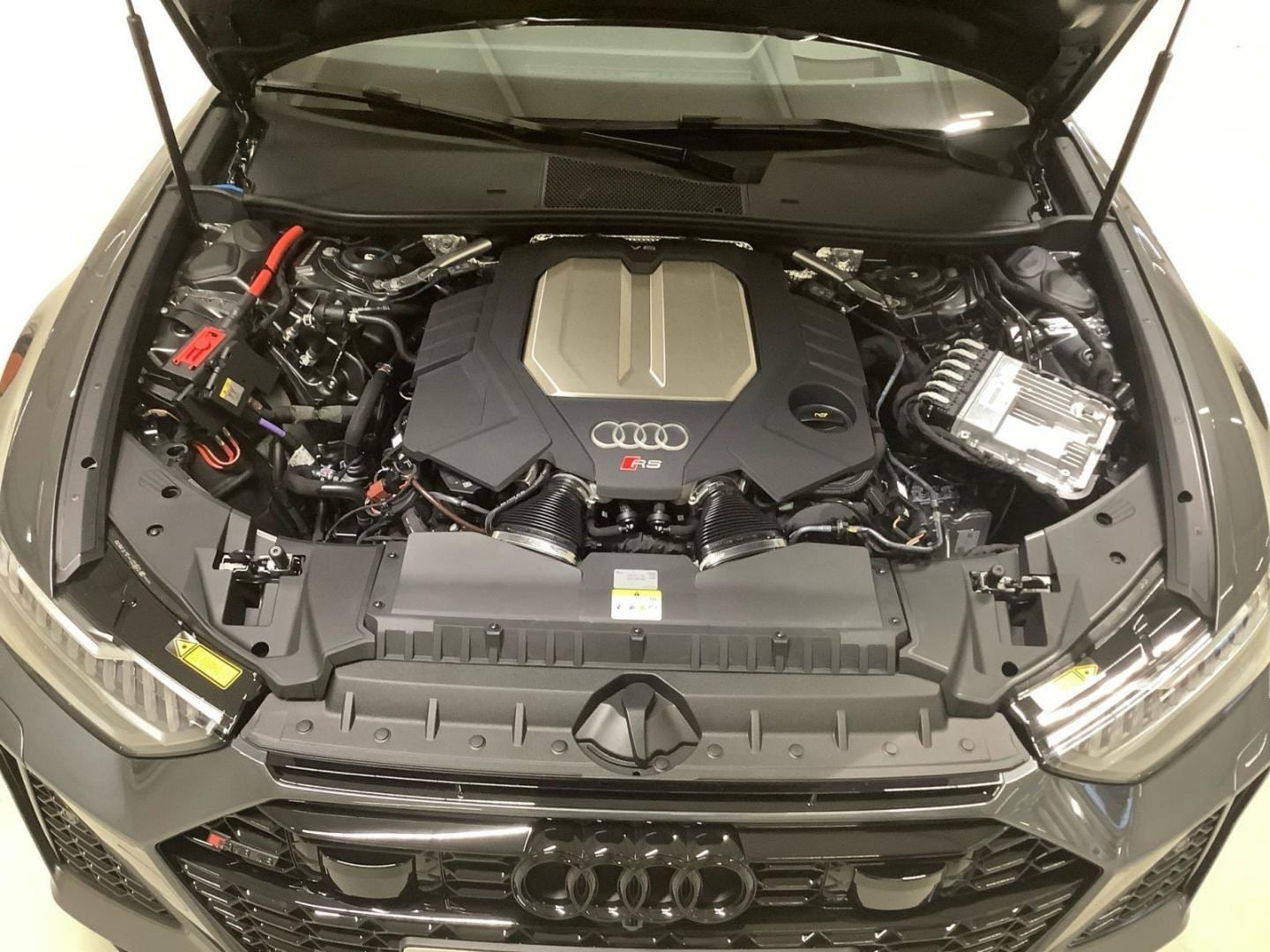 Bild über Audi RS 6 Avant performance quattro tiptronic - für weitere Informationen kontaktieren Sie den Audi Partner