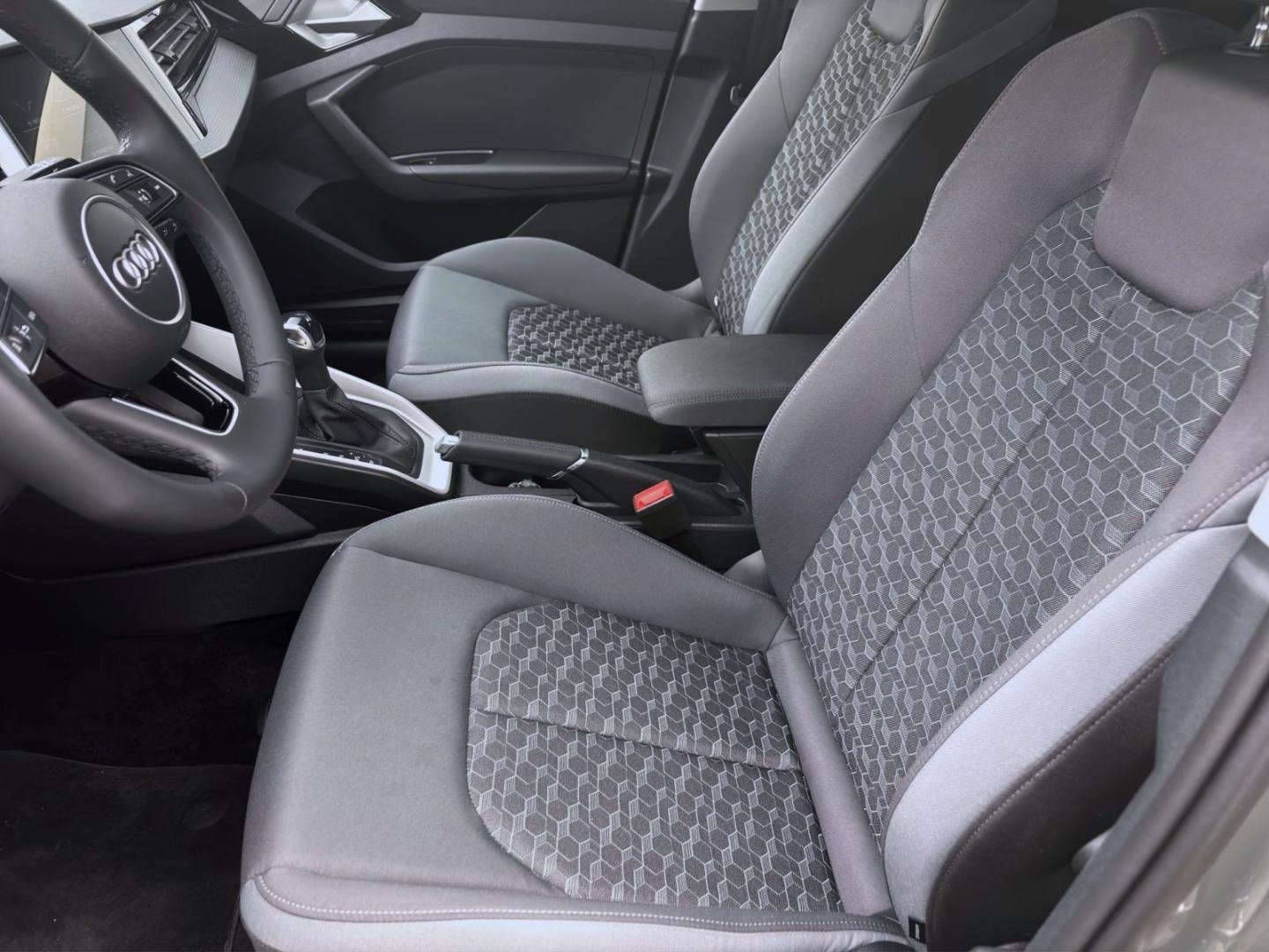 Bild über Audi A1 Sportback S line 25 TFSI S tronic - für weitere Informationen kontaktieren Sie den Audi Partner