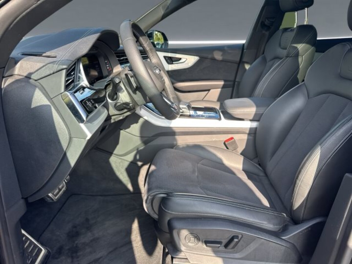 Bild über Audi SQ8 TFSI quattro tiptronic - für weitere Informationen kontaktieren Sie den Audi Partner