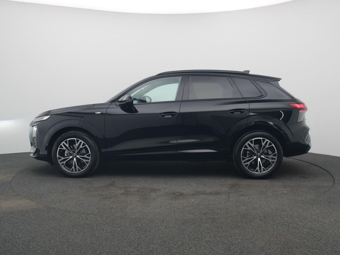 Bild über Audi Q3 SUV TFSI 110 kW S tronic - für weitere Informationen kontaktieren Sie den Audi Partner