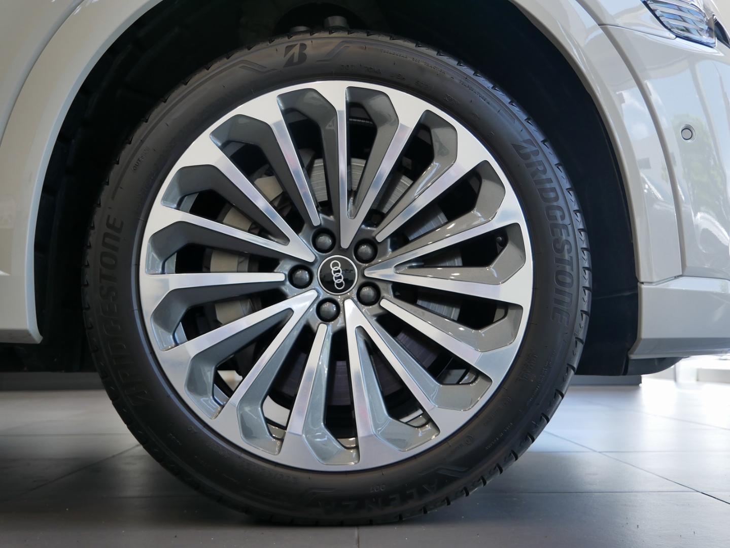 Image about Audi e-tron 55 quattro S line 300,00 kW