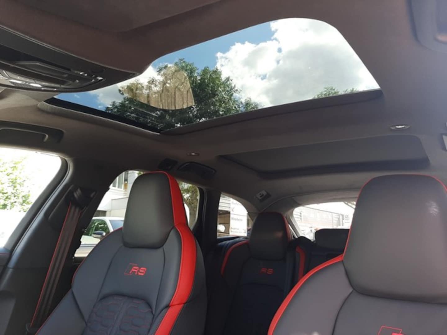 Bild über Audi RS 6 Avant performance quattro tiptronic - für weitere Informationen kontaktieren Sie den Audi Partner