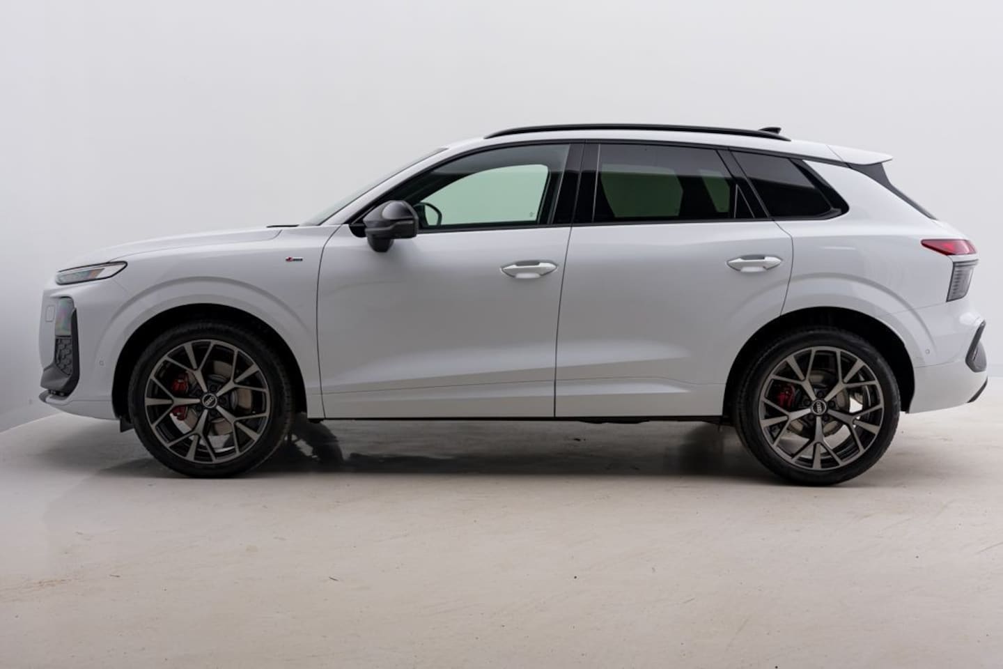 Bild über Audi Q3 SUV TFSI quattro 195 kW S tronic - für weitere Informationen kontaktieren Sie den Audi Partner