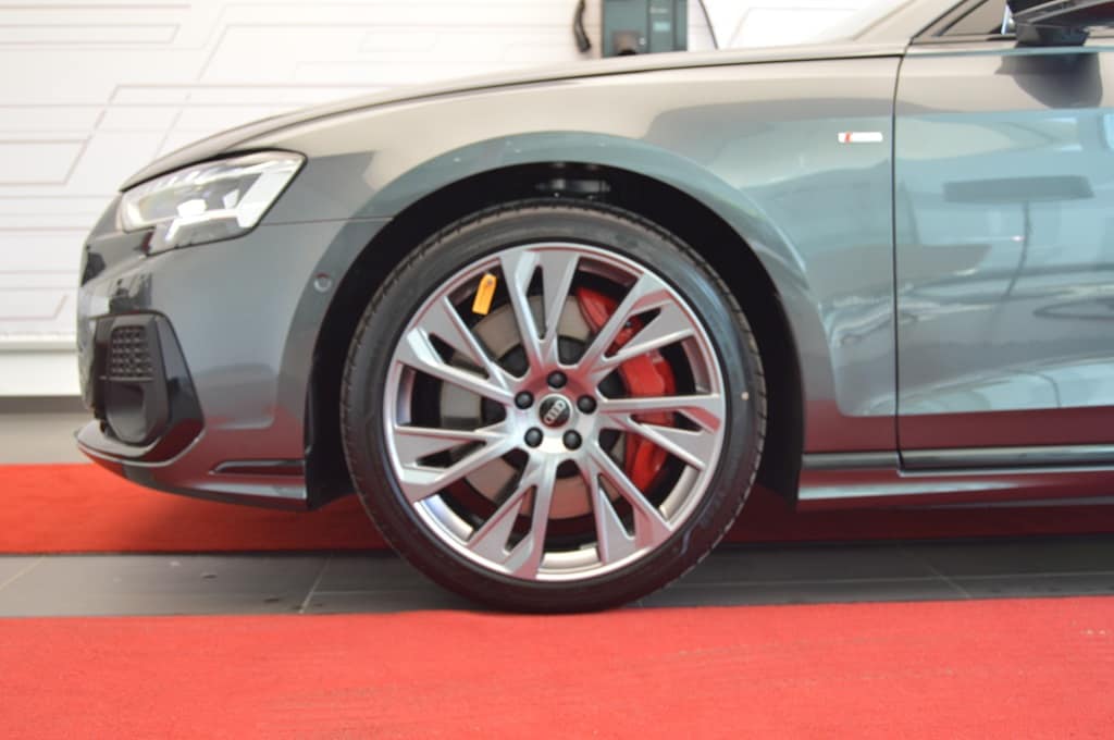 Bild som visar Audi A8 TFSI e A8 60 TFSI e quattro 462 hk tiptronic - för mer information kontakta din Audi Partner