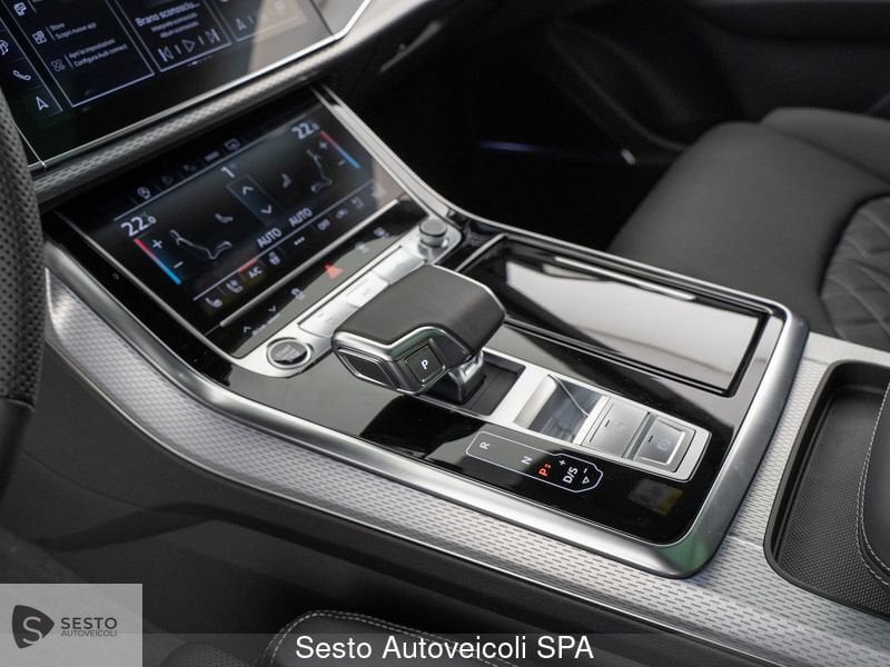 Immagine di Audi Q8 SUV S line edition 55 TFSI quattro 250 kW (340 CV) tiptronic - Vista: for more details contact your dealer