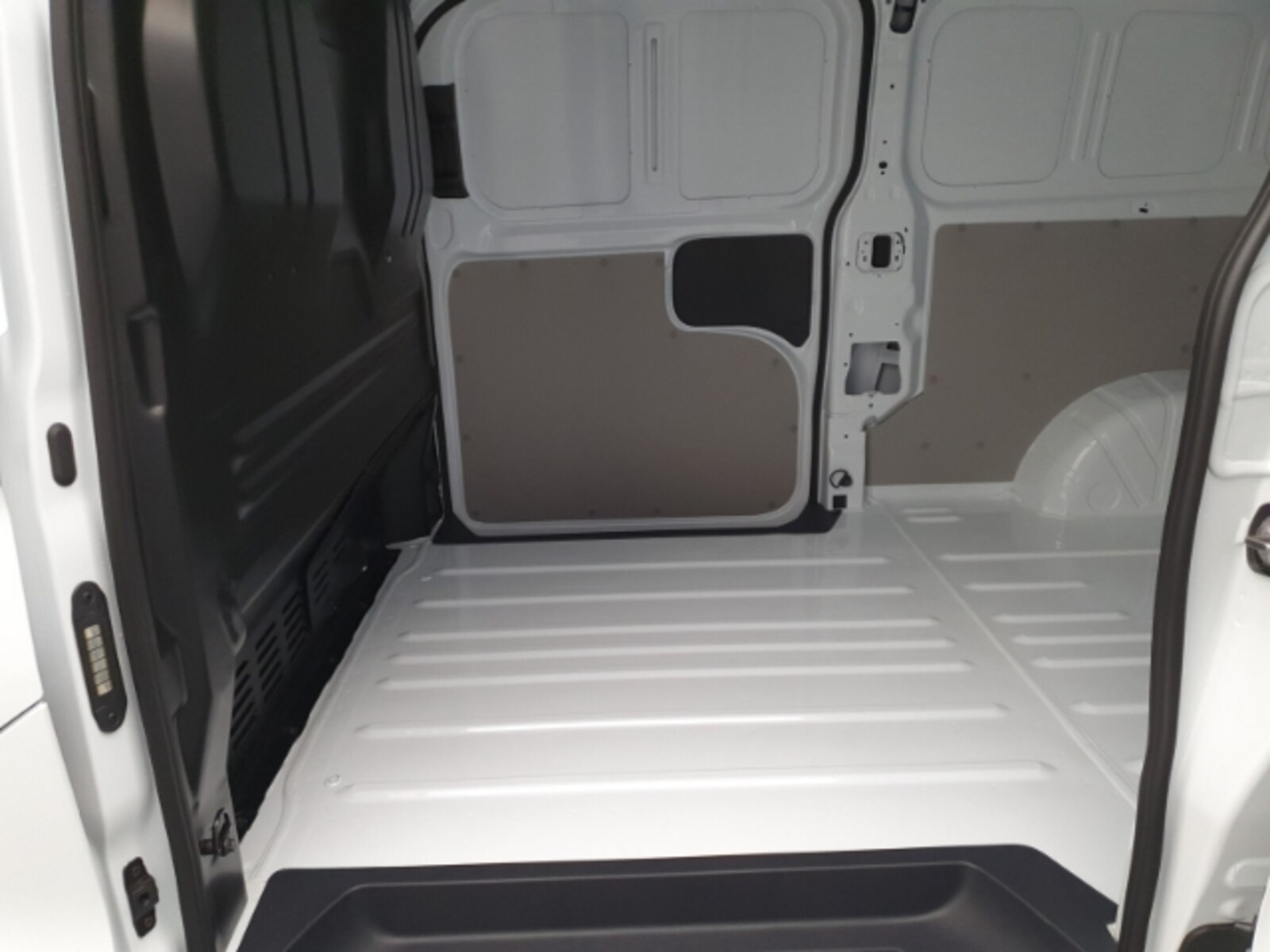 Volkswagen Transporter Kasten langer Radstand – Bild 9