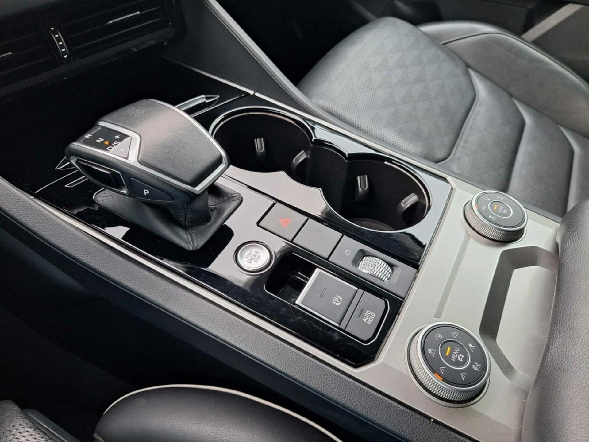 Volkswagen Touareg Model bazowy
