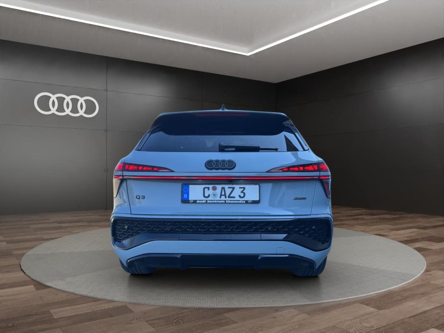 Bild über Audi Q3 SUV TFSI quattro 195 kW S tronic - für weitere Informationen kontaktieren Sie den Audi Partner