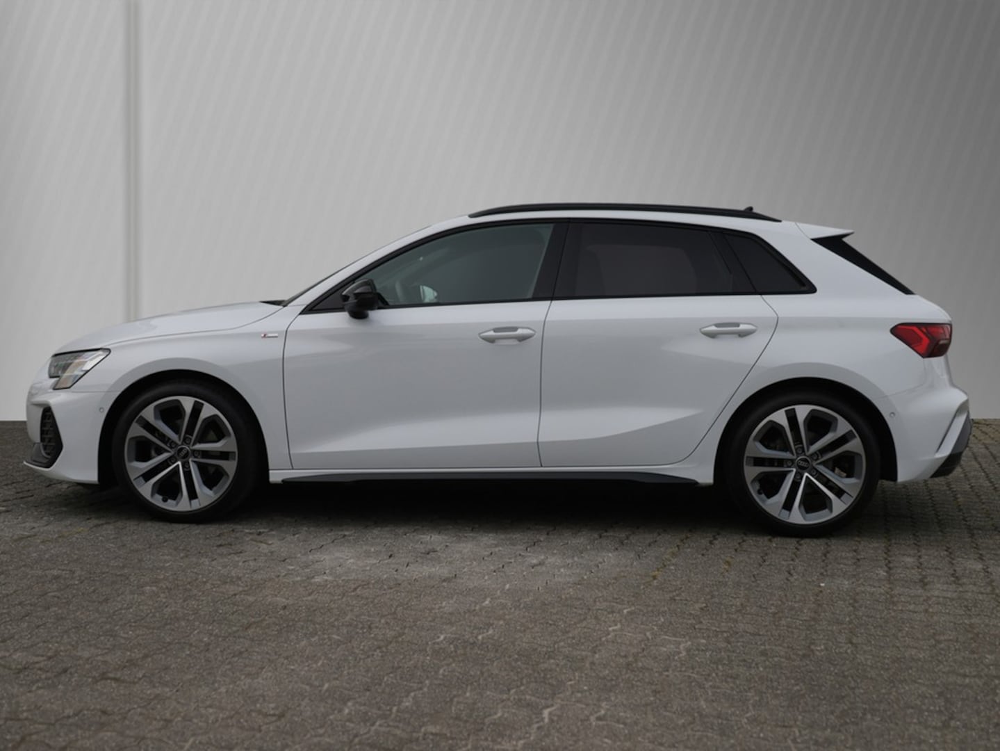 Bild über Audi A3 Sportback S line 35 TFSI S tronic - für weitere Informationen kontaktieren Sie den Audi Partner