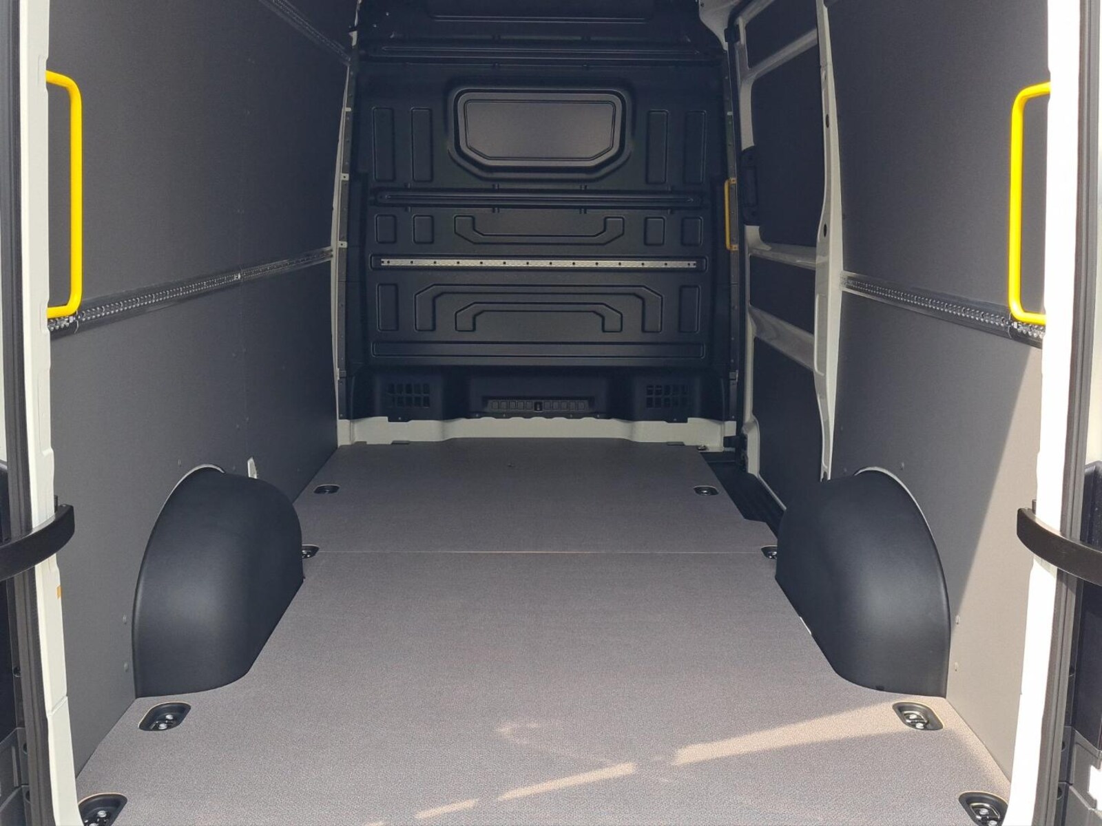 Volkswagen Crafter Kasten mittlerer Radstand – Bild 12