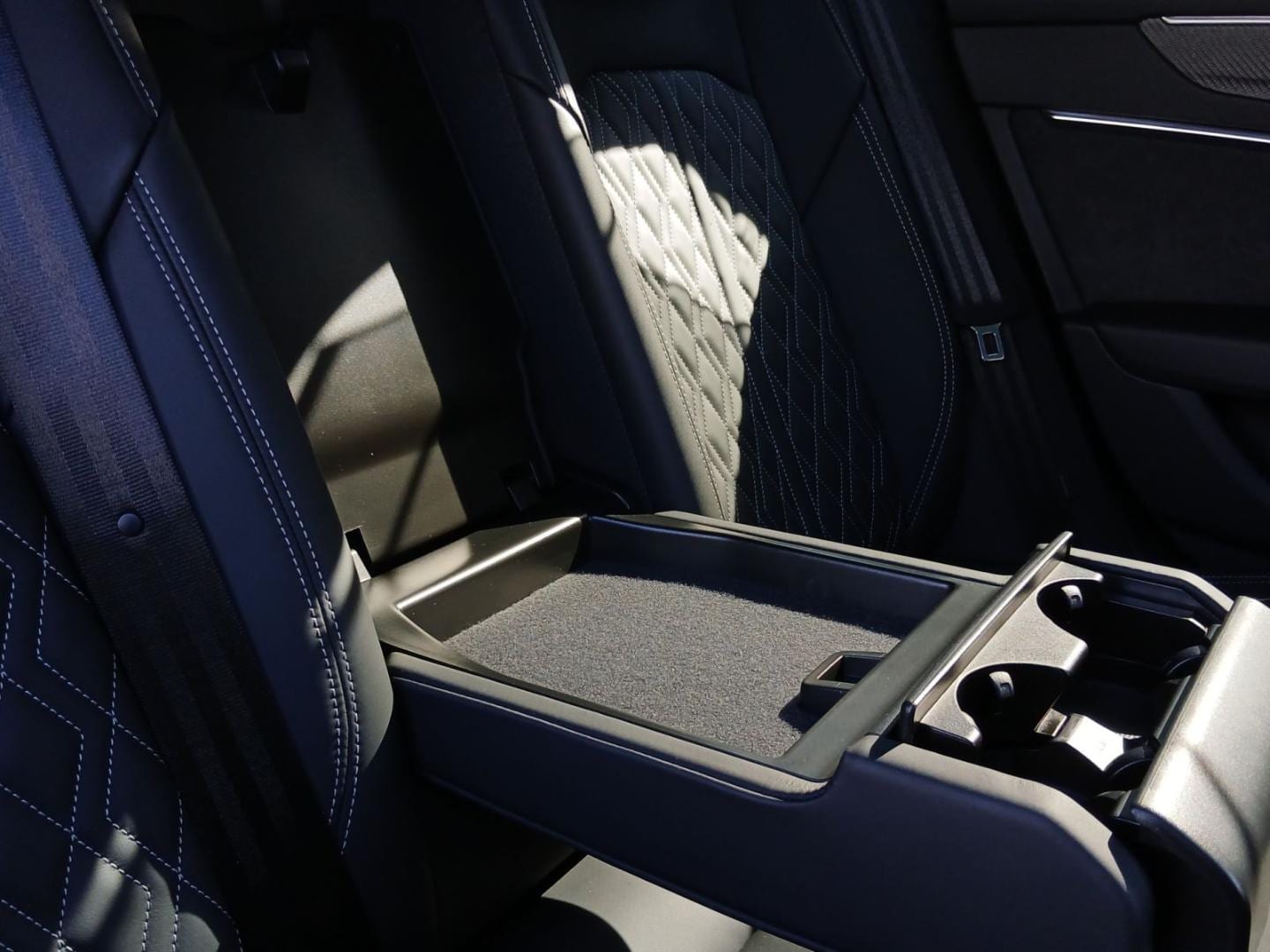 Bild über Audi A6 Avant TFSI e S line 55 TFSI e quattro S tronic - für weitere Informationen kontaktieren Sie den Audi Partner