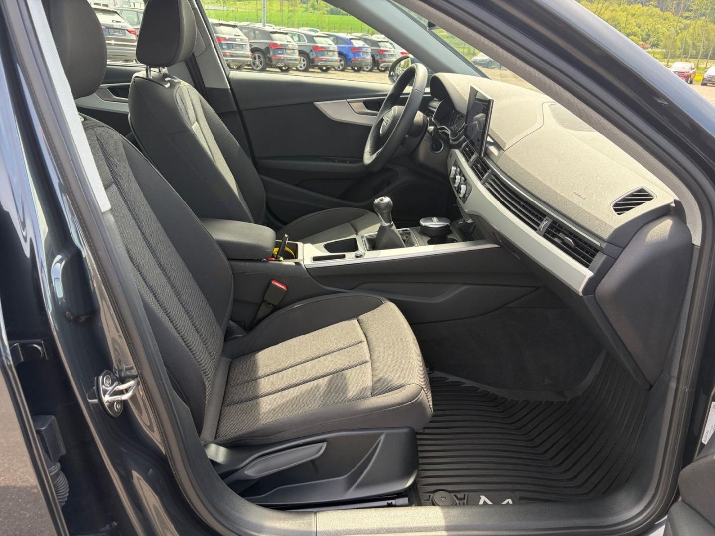 Bild über Audi A4 Limousine advanced 35 TFSI Schaltgetriebe - für weitere Informationen kontaktieren Sie den Audi Partner