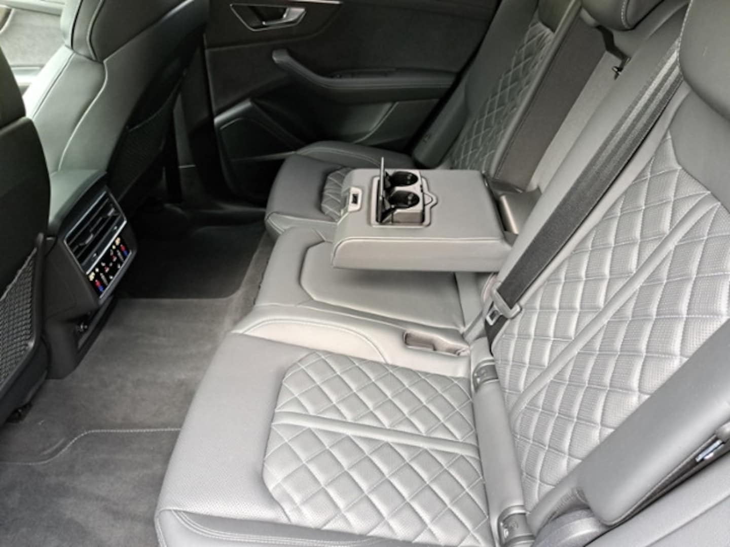 Bild über Audi SQ8 TFSI quattro tiptronic - für weitere Informationen kontaktieren Sie den Audi Partner