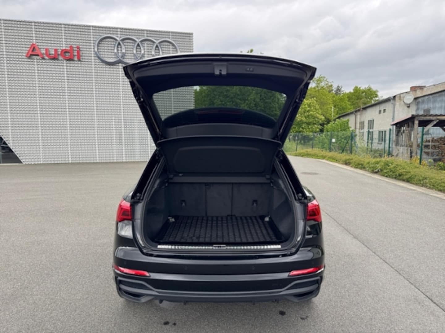 Bild über Audi Q3 S line 35 TFSI S tronic - für weitere Informationen kontaktieren Sie den Audi Partner