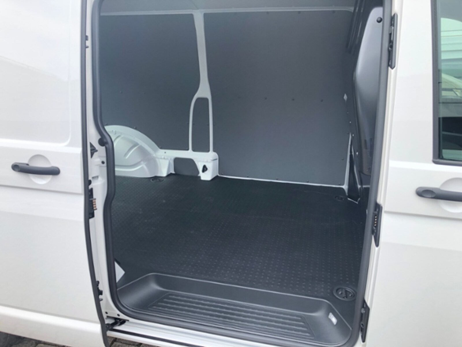 Volkswagen T6.1 Transporter Kasten langer Radstand – Bild 8