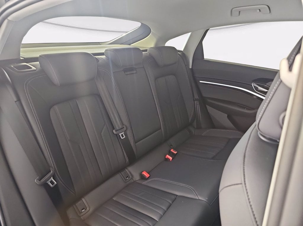 Immagine di Audi Q8 Sportback e-tron 55 e-tron quattro 300,00 kW - Vista: for more details contact your dealer