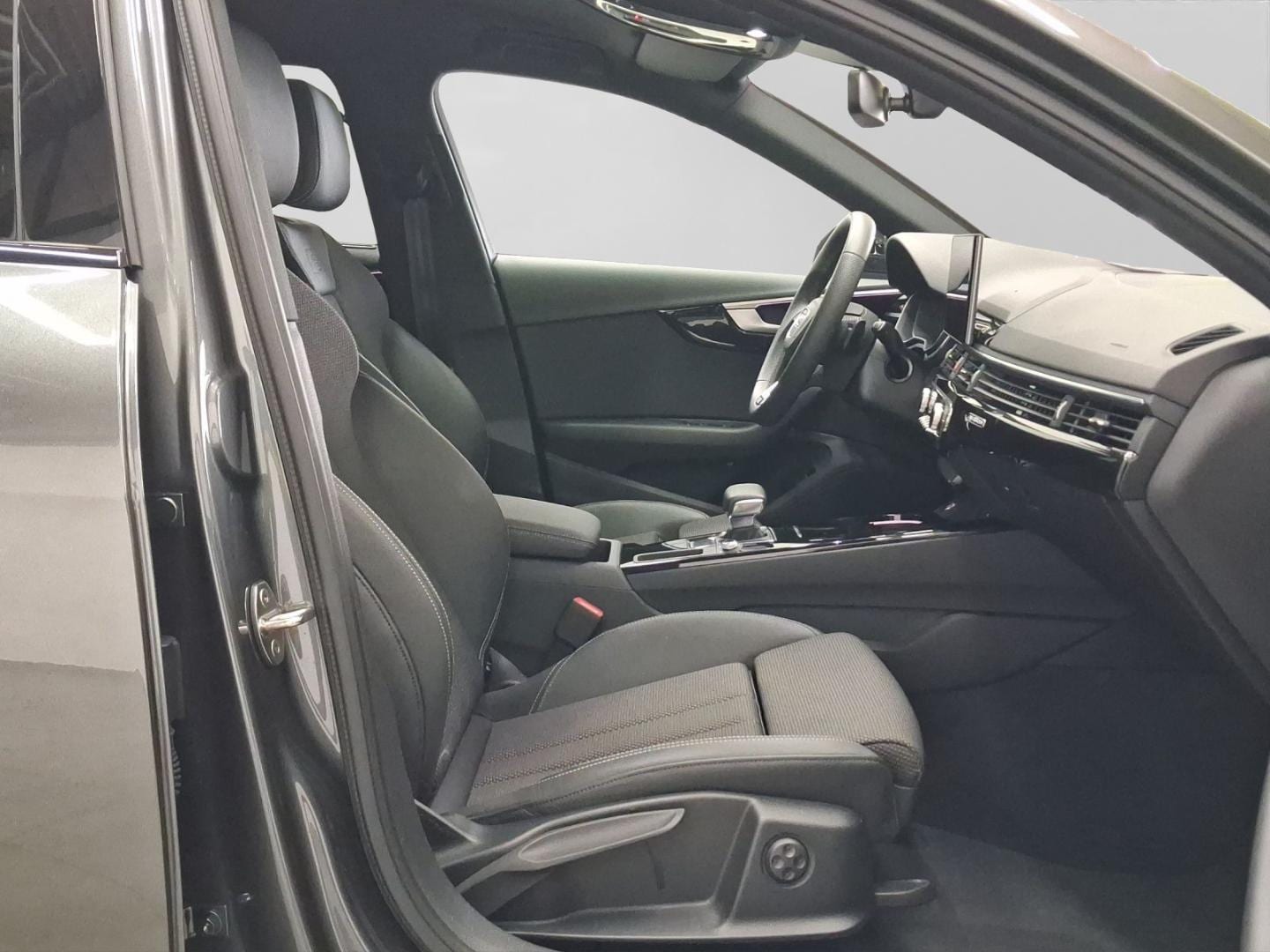 Bild über Audi A4 Avant S line 40 TFSI quattro S tronic - für weitere Informationen kontaktieren Sie den Audi Partner