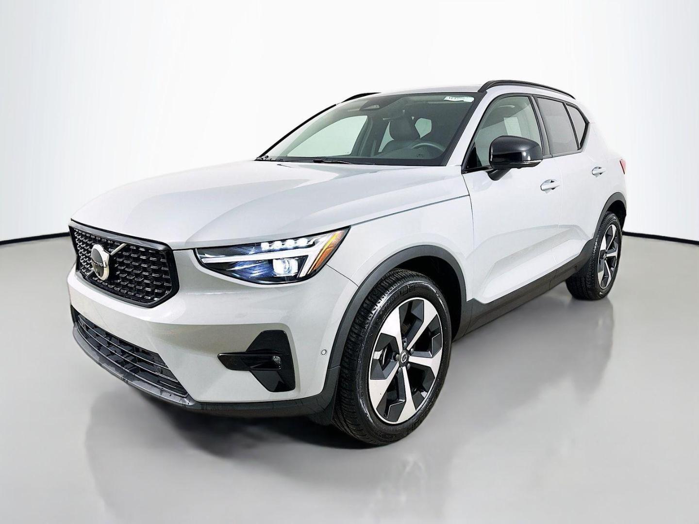 2026 Volvo XC40 B5 Plus Dark AWD's photo