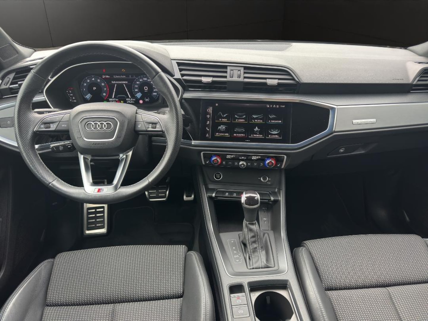 Bild über Audi Q3 S line 40 TFSI quattro S tronic - für weitere Informationen kontaktieren Sie den Audi Partner