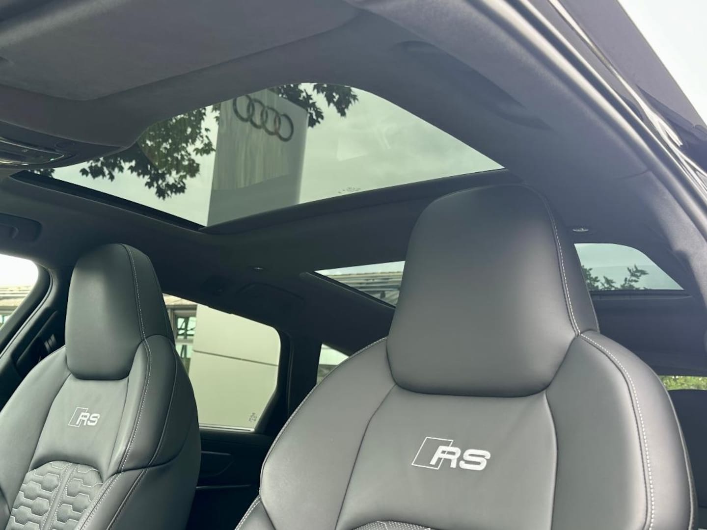 Bild über Audi RS 6 Avant performance quattro tiptronic - für weitere Informationen kontaktieren Sie den Audi Partner