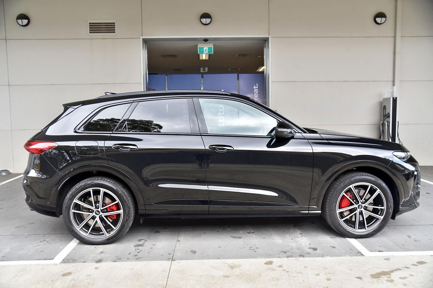 Image about Audi Q5 SUV e-hybrid quattro S tronic