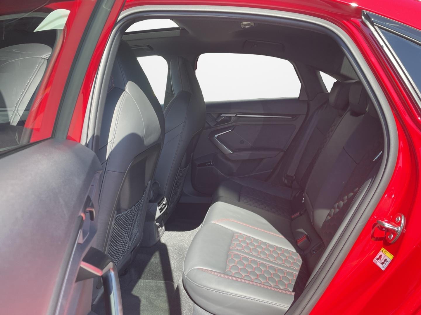 Bild über Audi RS 3 Limousine TFSI quattro S tronic - für weitere Informationen kontaktieren Sie den Audi Partner