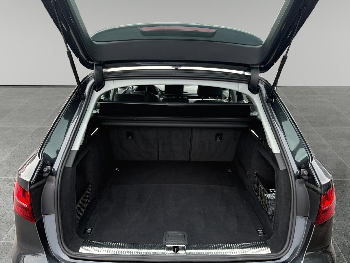 Bild über Audi A4 Avant 30 TDI S tronic - für weitere Informationen kontaktieren Sie den Audi Partner