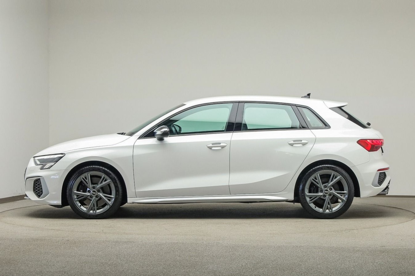 Bild über Audi S3 Sportback TFSI quattro S tronic - für weitere Informationen kontaktieren Sie den Audi Partner