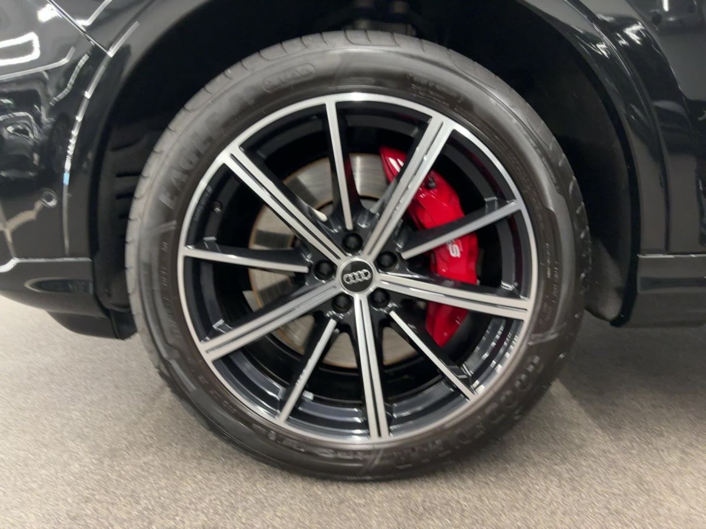 Bild über Audi SQ7 competition plus TFSI quattro tiptronic - für weitere Informationen kontaktieren Sie den Audi Partner
