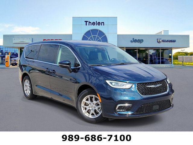 2023 Chrysler Pacifica Touring L's photo