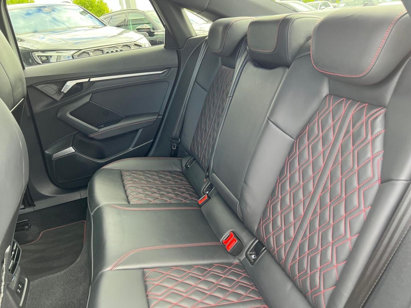 Bild über Audi S3 Limousine TFSI quattro S tronic - für weitere Informationen kontaktieren Sie den Audi Partner